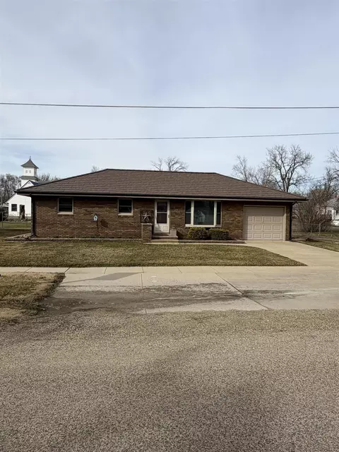 203 E Benton St, Hazleton, IA 50641