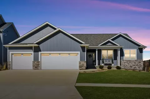 2709 Arbor Ridge Rd, Cedar Falls, IA 50613