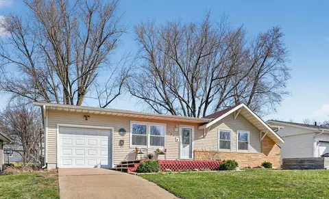 1204 Sunnyside Cir, Cedar Falls, IA 50613