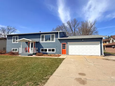 302 Mound St, Decorah, IA 52101