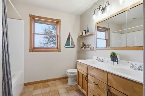 Bath - 1005 Eileen Ct, Decorah, IA 52101 photo 3 of 4