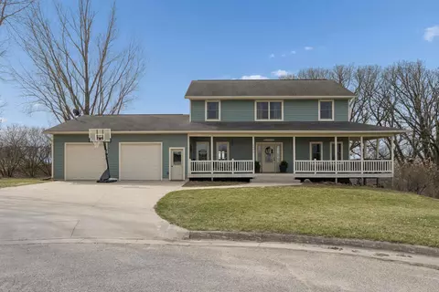 1005 Eileen Ct, Decorah, IA 52101