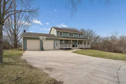 Exterior - 1005 Eileen Ct, Decorah, IA 52101 photo 4 of 7