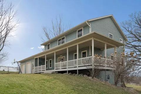 Exterior - 1005 Eileen Ct, Decorah, IA 52101 photo 5 of 7