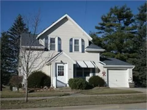 423 Commercial St, Strawberry Point, IA 52076