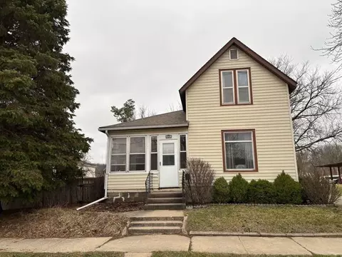 405 Washington St, Decorah, IA 52101