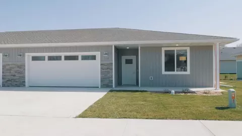 810 Parkside Ln, Charles City, IA 50616