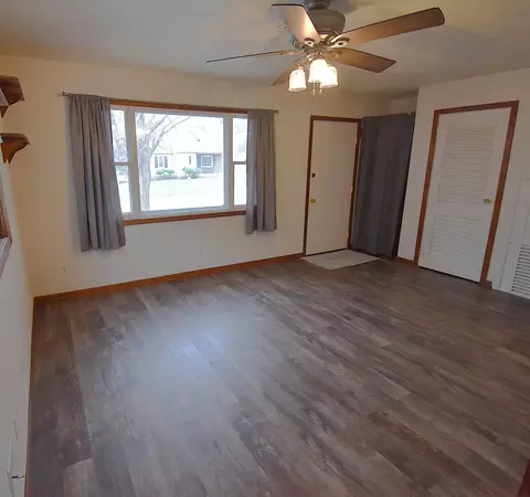 Living - 712 Maxwell St, Waterloo, IA 50701 photo 1 of 4