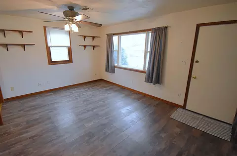 Living - 712 Maxwell St, Waterloo, IA 50701 photo 2 of 4