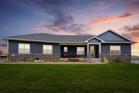 4554 Ranchero Rd, Hudson, IA 50643