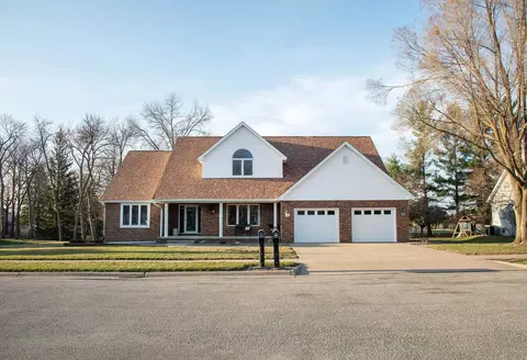 1103 Gateway Blvd, Waverly, IA 50677