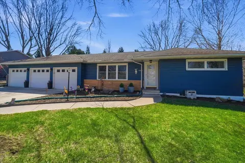 1924 Timberledge Dr, Cedar Falls, IA 50613