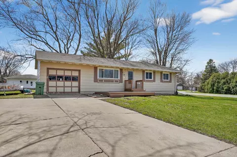 1109 Ridgewood Blvd, Waverly, IA 50677