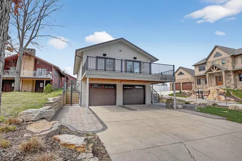 1518 River Bluff Dr, Cedar Falls, IA 50613