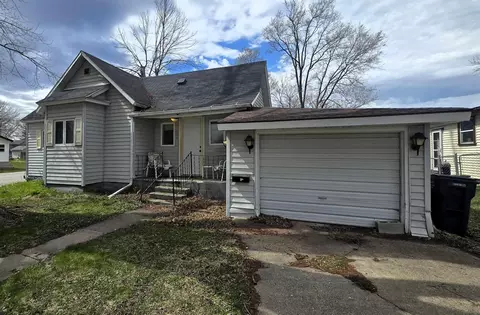 103 Sycamore St, La Porte City, IA 50651