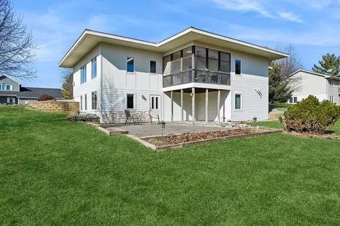 1004 Kenyon Dr, Waverly, IA 50677