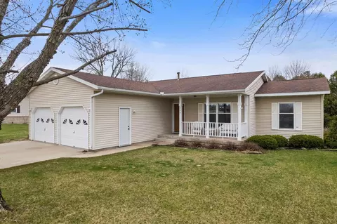 208 Largo Dr, Spillville, IA 52168