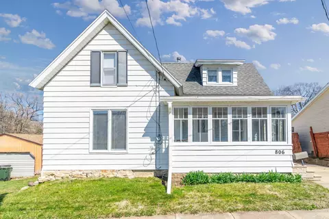 806 Bluff St, Cedar Falls, IA 50613