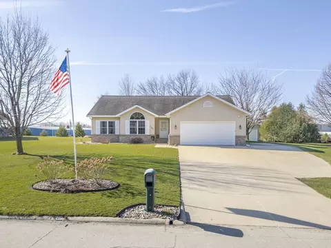 109 Meadow Lane Dr, Sumner, IA 50674