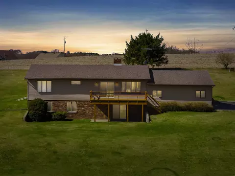 1808 Green Valley Rd NW, Waukon, IA 52172