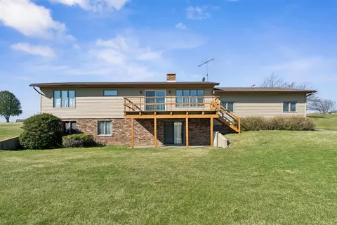 1808 Green Valley Rd NW, Waukon, IA 52172