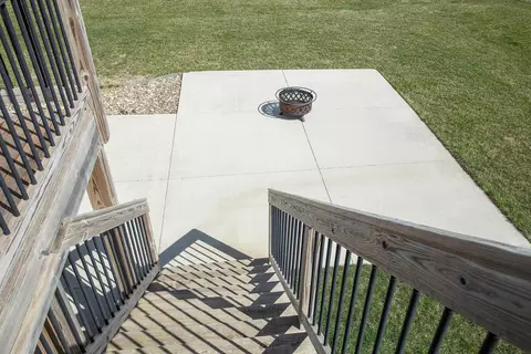 Exterior - 211 Elliot Ave, Shell Rock, IA 50670 photo 4 of 10