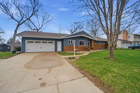 1316 Hillcrest Dr, Waverly, IA 50677