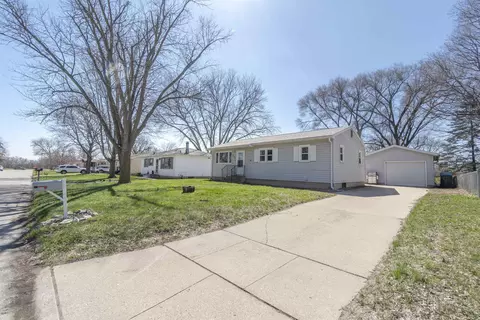 555 Helmet Ave, Waterloo, IA 50703