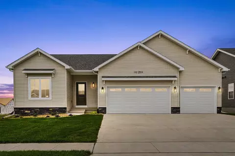 2814 Autumn Woods Dr, Cedar Falls, IA 50613