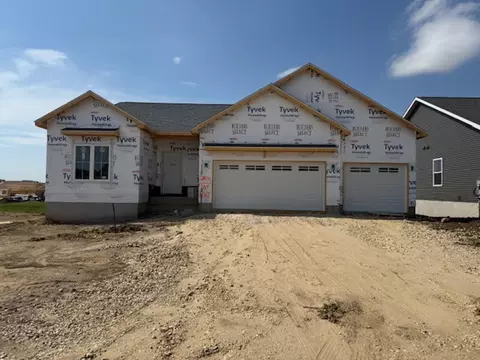 2814 Autumn Woods Dr, Cedar Falls, IA 50613