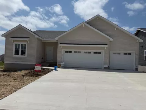 2814 Autumn Woods Dr, Cedar Falls, IA 50613