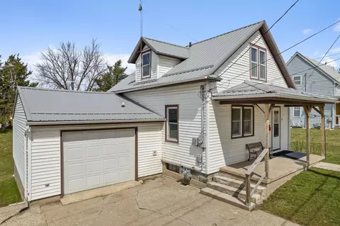 22 SE 3rd Ave, Waukon, IA 52172