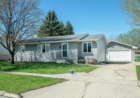 4754 Edgebrook Dr, Waterloo, IA 50701