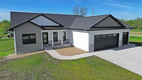 101 Pine Ridge Rd, New Hartford, IA 50660