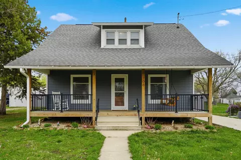 706 5th St NE, Independence, IA 50644