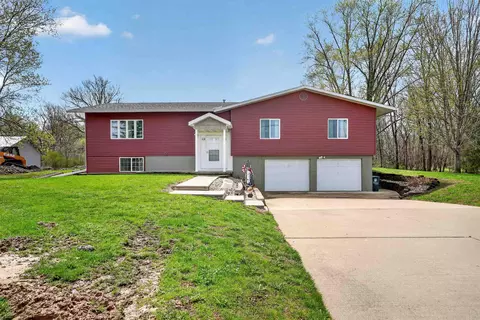610 W Lone Tree Rd, Cedar Falls, IA 50613
