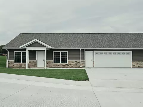 1301 Max Dr, Manchester, IA 52057