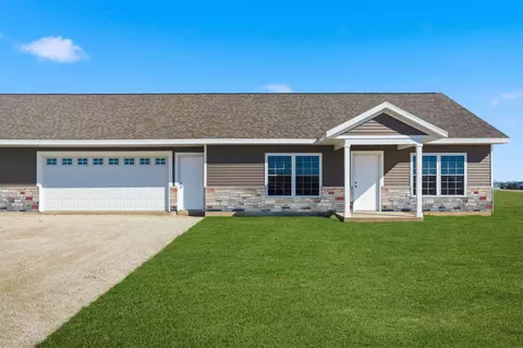 1303 Max Dr, Manchester, IA 52057