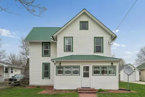107 W Elm St, Strawberry Point, IA 52076