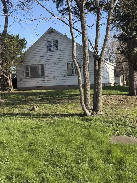 908 Sherman St, Dysart, IA 52224