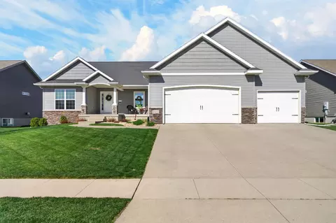1107 Rocky Ridge Rd, Cedar Falls, IA 50613