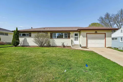 1904 NW 2nd Ave, Waverly, IA 50677