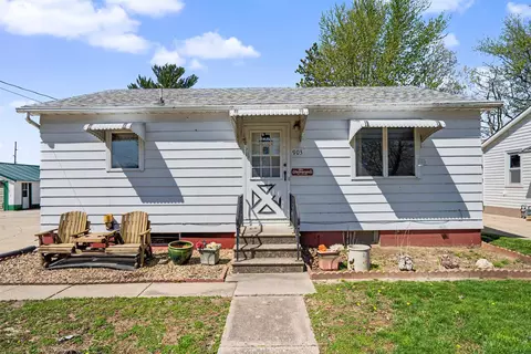 903 NE Park Ave, Independence, IA 50644