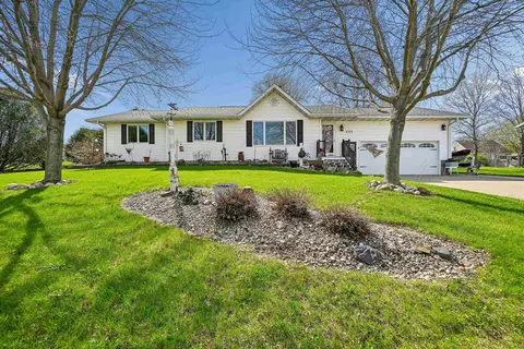 201 Elm St, Waverly, IA 50677