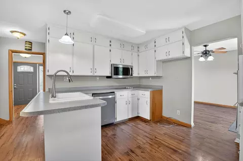 Kitchen - 324 Progress Ave, Waterloo, IA 50701 photo 2 of 3