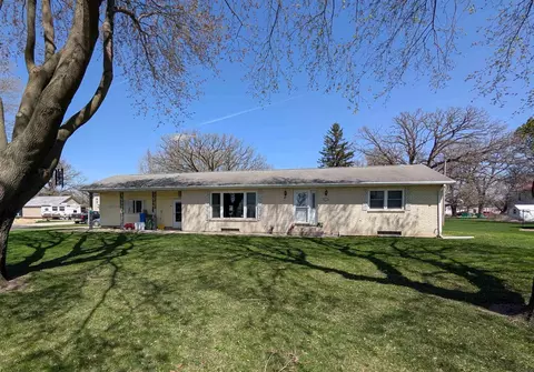413 Maple St, Elma, IA 50628