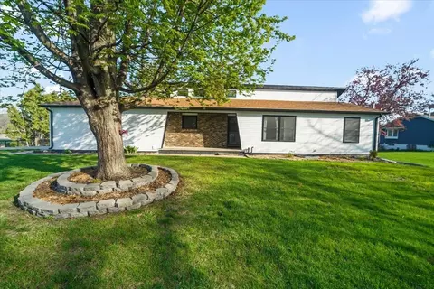 89 3rd St, Hudson, IA 50643