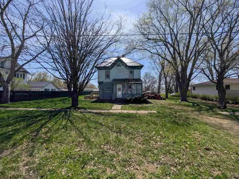808 W Main St, Elma, IA 50628