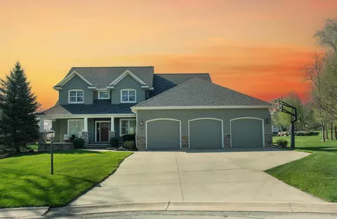 217 Oak Ridge Circle Cir, Waverly, IA 50677