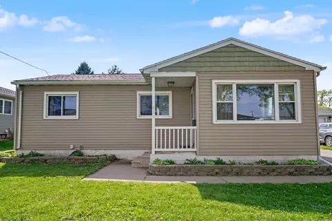 820 Dena St, Waterloo, IA 50702